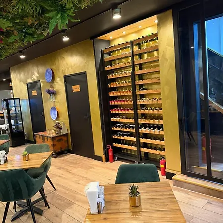 Bella Restaurant מלון 3*